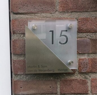 Naambord mat glas met RVS driehoek